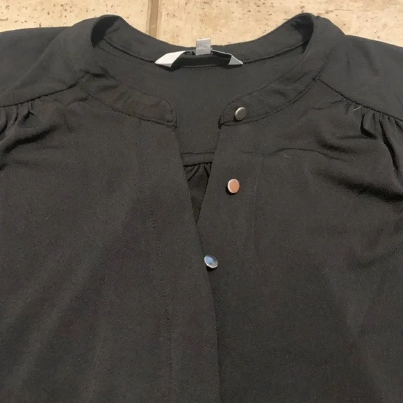 💜 Cleo Petites Black Blouse with Snap Detail - Size M - Versatile & Chic - Picture 2 of 8